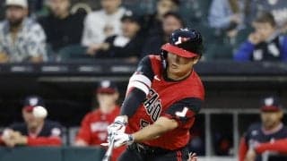 村上宗隆　第４打席で快音　右翼線へタイムリー二塁打