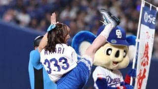 「身体柔らか！？」「やべー」バンテリンＤ降臨の３４歳人気美女が衝撃の豪快脚上げ投球　ネット騒然「超沸いた」「身体作りも継続してるんだろうな」
