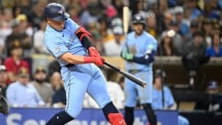 岡本和真を迎えた同僚…胸熱シーンが「たまらん」　MLBが逃さなかった一瞬「激アツ」