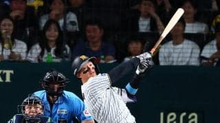 【阪神】森下翔太の豪快スイングがサンタナの目測ミス誘発？　平凡飛球が定位置前に落ちる安打に