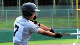 4安打の北神戸総合・楢村選手　準シード攻略へ帽子裏に「気持ち」