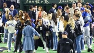 ドジャース奥さま会　本拠地夕食会で恒例の集合写真公開　エドマン夫人が長女抱っこで満面笑み　美しい奥さまたちがズラリ
