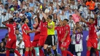 スイス、同点に追いついた５分後に１人退場　FWエンボロが２枚目のイエローで数的不利のピンチ