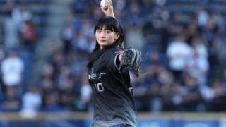 「神々しい」超人気美女の“激変”投球　赤面＆大暴投から一転、ファン驚愕「20勝エース」