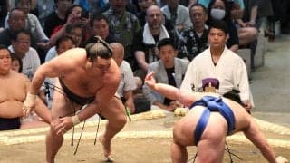 綱取りに挑む霧島が圧巻の白星　新鋭の藤ノ川を豪快に押し倒す