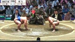 「なんかスゴイ人が相撲見てる」行司の背後に“ただならぬ”存在感の人物が鎮座 「あの格好で入れてもらえるんだ」ファンざわつき