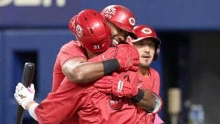 広島・ファビアン逆転決勝３ラン　坂倉とアツ～い抱擁　連敗も最下位危機も振り切り笑顔弾けた「打った瞬間、ホームランって感じ」