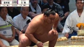 「ワイの年収を一瞬で…」横綱・豊昇龍が受け取った“分厚すぎる”ご褒美 懸賞が地方場所“過去最多本数”を記録 「懸賞にどよめいてる」驚きの声