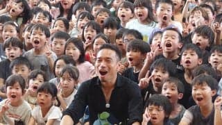 長友佑都が母校をサプライズ訪問「マンマミーア」に反応薄も全力「ブラボー！」で巻き返し