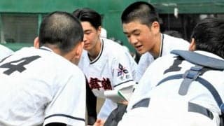 緊張しいな西舞鶴の主将・岡野選手　メモを片手にチームを引っ張る