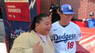 山本由伸がチラチラ　会見場にいたまさかの人物　スマホで「頑張ってね」→記念撮影　杉谷氏が代弁「由伸選手が気になっていたのでびっくりした」村上宗隆にも接近