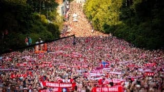 人、人、人！ノルウェー宮殿前に約９万人殺到　８強イレブン帰還で「バイキング・ロウ」も実施