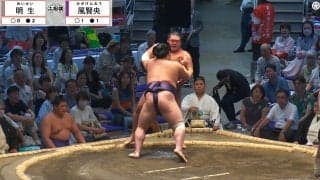 「私には無理」大相撲、花道脇に“背筋ピン”で鎮座する大物の姿にファン驚嘆 「心から相撲が好きなんだな」