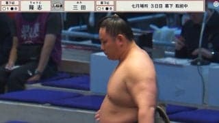 「キレてるやん」「顔腫れあがるわ」三田の顔面に張り手の“雨あられ”「めっちゃ叩くやん」「お顔が…」ファン困惑