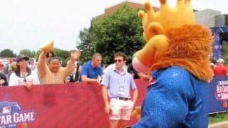 ＭＬＢレッドカーペット　連日登場のドラムにまさかの悲劇　マスコットにポップコーン奪われ慌てふためく