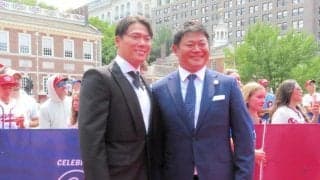 山本由伸　今年もオシャレスタイル！「シンプルな感じで」黒のセットアップを着こなす　左腕には高級腕時計がキラリ　今年も園田通訳と一緒に
