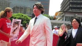 村上宗隆　異例のダメージジーンズ＆白ジャケット　カジュアルスタイルでレッドカーペット登場！「一昨日にエージェントの方が用意してくれて」初体験に「すごい熱気が」