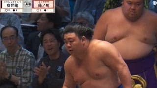 「つまみ出せ」「危ないだろ」藤ノ川、殊勲の金星に水を差す“残念な行為”に憤りの声 