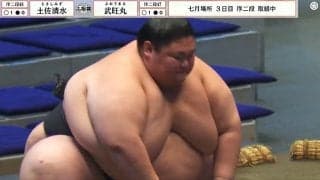 合計体重は“約400キロ” 土俵上に驚愕の光景 ド迫力対決に「重量級なのに動きは軽い」