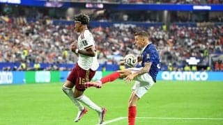 「何やってんだよ」「完全に蹴り入れてる」フランス代表DF、ヤマルに“自滅キック”お見舞いで痛恨のPK献上…解説・内田篤人氏も「これは安易」と指摘