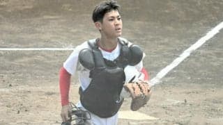 「来た！」打球は左翼席へ　全国強豪校に一矢　府中西・布崎捕手