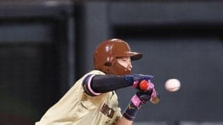 日本ハム・田宮にアクシデント　バント試みた左手中指に１５１キロ直撃　苦悶の表情　新庄監督「×」マーク出し負傷交代　球場どよめき　その後、病院で検査　指揮官心配「折れてるかもしれないから」