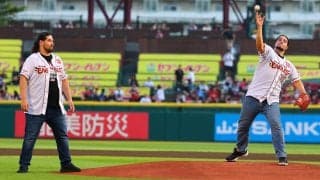 【楽天】宮城出身で全日本プロレス所属の斉藤ブラザーズがセレモニアルピッチ　結果は“暴投”