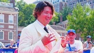 「すごい絵面」村上宗隆がハグした“超大物”　MLBも即反応したサプライズ「アツすぎる」