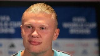 ハーランドは純白衣装、恋人は胸元開いた大胆ドレス　伊シチリア島でファッションショーに参加
