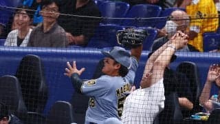 【阪神】前川右京にファンのヘルプの手？　ネットにズボンのボタンが引っかかる