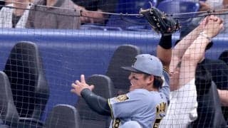 阪神　前川右京に“珍事”　ファウルグラウンドを追ってボタンがネットに引っかかる→ファンに外してもらう場面が