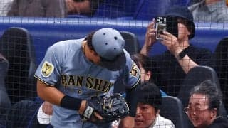 【珍プレー】阪神前川右京動けなくなる　フェンス体当たりも打球捕れずズボンがネットに絡み…