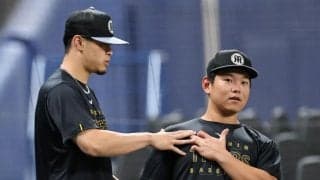 まるでお兄ちゃん！阪神・佐藤輝が嶋村に直接打撃アドバイス　身ぶり手ぶりを交えた熱血指導　アップ前に１軍昇格後無安打の悩める後輩を優しくサポート