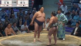 鉄人・玉鷲が「怒ってる」相手力士を手で突き返す
