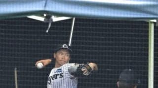 阪神・湯浅　誕生日にブルペン再開　故障後初めて捕手座らせ２０球　ファンサービス→両手に誕プレあふれる