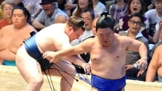 安青錦が６勝目　立ち合い変化の藤ノ川に、落ち着いて対応し、白星
