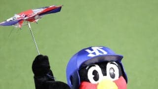 【ヤクルト】つば九郎が横浜スタジアムでファンの挑戦を“妨害”！？　イニング間イベントに登場