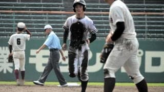 士気上げるヘッドスライディング　黒々と奮闘　岡山大安寺・富永主将