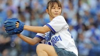 「かわいすぎかぁー」元アイドルの社長が“青スカート”で豪快始球式…「もっと見たいな！！」