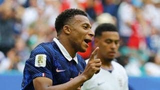エムバペ、ハーフタイムでユニホーム交換し敵将と談笑　「奇妙な光景」と英紙