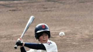 丹生高の野球部マネジャー、ユニホーム姿で会心のノック　福井大会