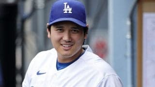 大谷翔平が“目力”強調のレアな表情　ひょっこり顔を出すお茶目な…「皆さんスマイルが素敵」ド軍カメラマンの作品に反響続々
