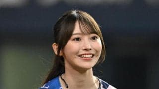 「仕草がアイドルじゃない笑」京セラＤ降臨の美女が可憐投球披露　異例のベンチ円陣声出しも　ネット騒然「まさかｗ」「これはノーバンと言っていいのでは」