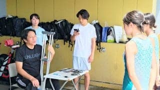 右足首を骨折した青学大の原晋監督が約１か月ぶりに現場復帰　「コーチ、主将、主務を中心にチームは順調です」