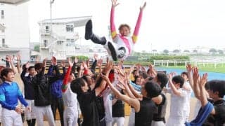 鷲頭虎太騎手のラスト騎乗は１０着「地元の函館でこういう締めくくりをできて良かった」　セレモニーに武豊騎手ら
