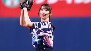 ショートパンツから豪快足上げ　国民的アイドルの「99点」投球…直後に異例の“円陣参加”