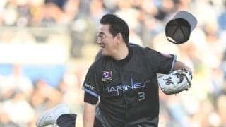 ピエール瀧が始球式でノーバン投球　帽子を飛ばして外角低めにズバリ「光栄でしたね。これから試合やるところで投げさせてもらえるなんて」
