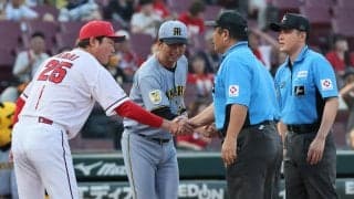 【阪神】死球トラブルで注目のメンバー表交換　藤川監督は頭を低くする新井監督に笑顔向ける