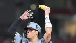 阪神・佐藤輝がハーンから勝ち越しの２点適時二塁打　前夜は胸元付近への速球に怒りの表情　一夜明けて、二塁上で魂のガッツポーズ