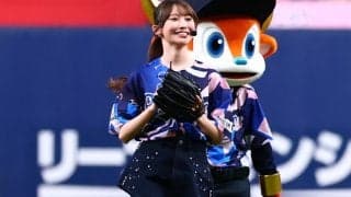 “野球好き”人気美女が豪快足上げ「投げっぷりがいい」　華麗なフォームに虜「見惚れたわ」